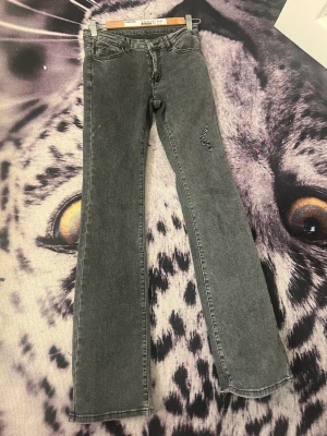 Lågmidjade jeans  - Säljer mina svarta lågmidjade jeans då de inte kommer till användning. Bra skick, lite trasig (se bild 3). Från shein 