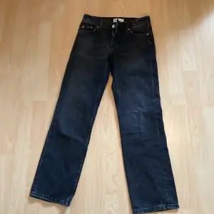 Gråa midwaist jeans från Zara. Fåtal gånger använda. Köptes för 700kr men säljs för 500kr