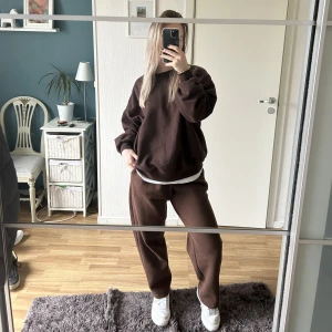 Mjukisset - Säljer detta sköna mjukisset ifrån Bershka. Har använt ett fåtal gånger. Storlek XS men är ganska stort så passar även S. Går även att köpa varsin del. Köparen står för frakt och betalningen sker via swish. 