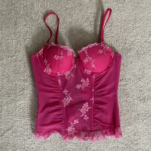 Rosa korsett  - Så snygg och bekväm underklädes-korsett, mycket bra skick! Kupan är inte genomskinlig. Sann till storlek🌷