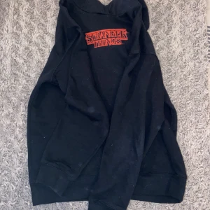 Strangerthings hoodie - Säljer den hära starngerthings hoodien gör att det inte används och har varit använd typ en gång, kommer såklart tvättas innan!💗 skriv om ni blir intresserade!💗