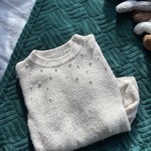 Stickad pärlor  - Superfin beige tröja med pärlor. Väl använd men i fint skick. Passar storlek XS också. Men det står 10-12 år!