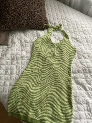 Klänning från H&M - Säljer min klänning då den aldrig kommit till användning. Endast provad därav nyskick