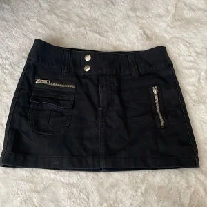 Kjol  - Kjol med snygga detaljer. Fint skick. Strl 150 men passar mig som själv har storlek xs i kjol 