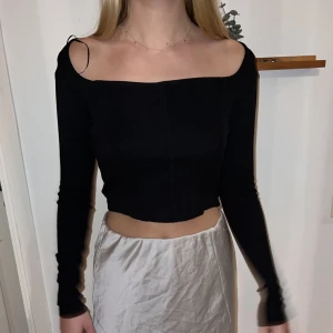 Svart långärmad tröja - En svart långärmad tröja från Gina Tricot i strl S