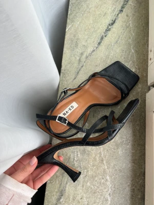 Klackar låg klack - Klackar med låg klack, ca 5cm. Lätta att gå i, samt med fin form på både klack och tå. Använda 1 gång så i riktigt fint skick. Nypris 499 🖤