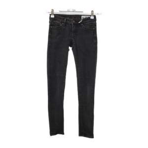 Super snygga svarta crocker jeans med låg midja!🙌 Köpta på plick men tyvärr för små. Skriv vid frågor. Frakten stämmer ej💗
