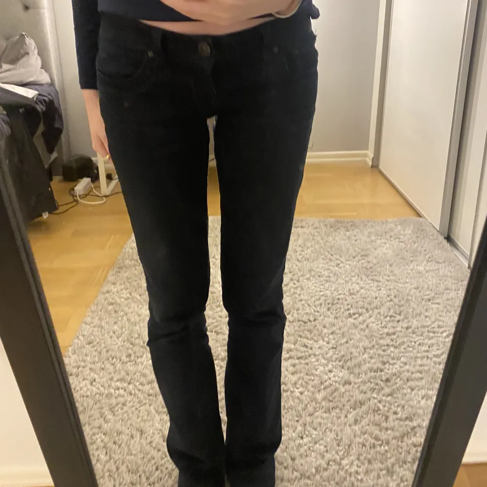 Säljer mina lågmidjade ltb jeans i modellen ”Valerie”. Passar mig bra i längden som är 172. Säljer för att jag har ett par andra nästan exakt likadana. Använda fåtal gånger och i fint skick💓. Jeans & Byxor.