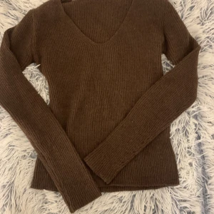 Stickad Tröja - Stickad brun tröja från Bikbok i storlek Xs använt ett par gånger, klippte av ragget eftersom den var irreterande🤎🤎