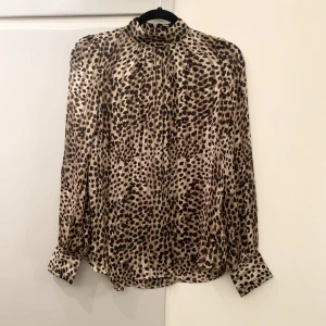 H&M Blus - Nyskick!🌟 - Leopardmönsterinspirerad blus från H&M. Knappar i nacke och vid handleder. Storlek XS. Aldrig använd. 