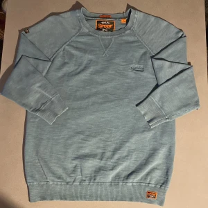 Sweatshirt Superdry - Nästan oanvänd sweatshirt från Superdry i nyskick Storlek:  L (sitter som M) Material: Premium Dyed Cotton