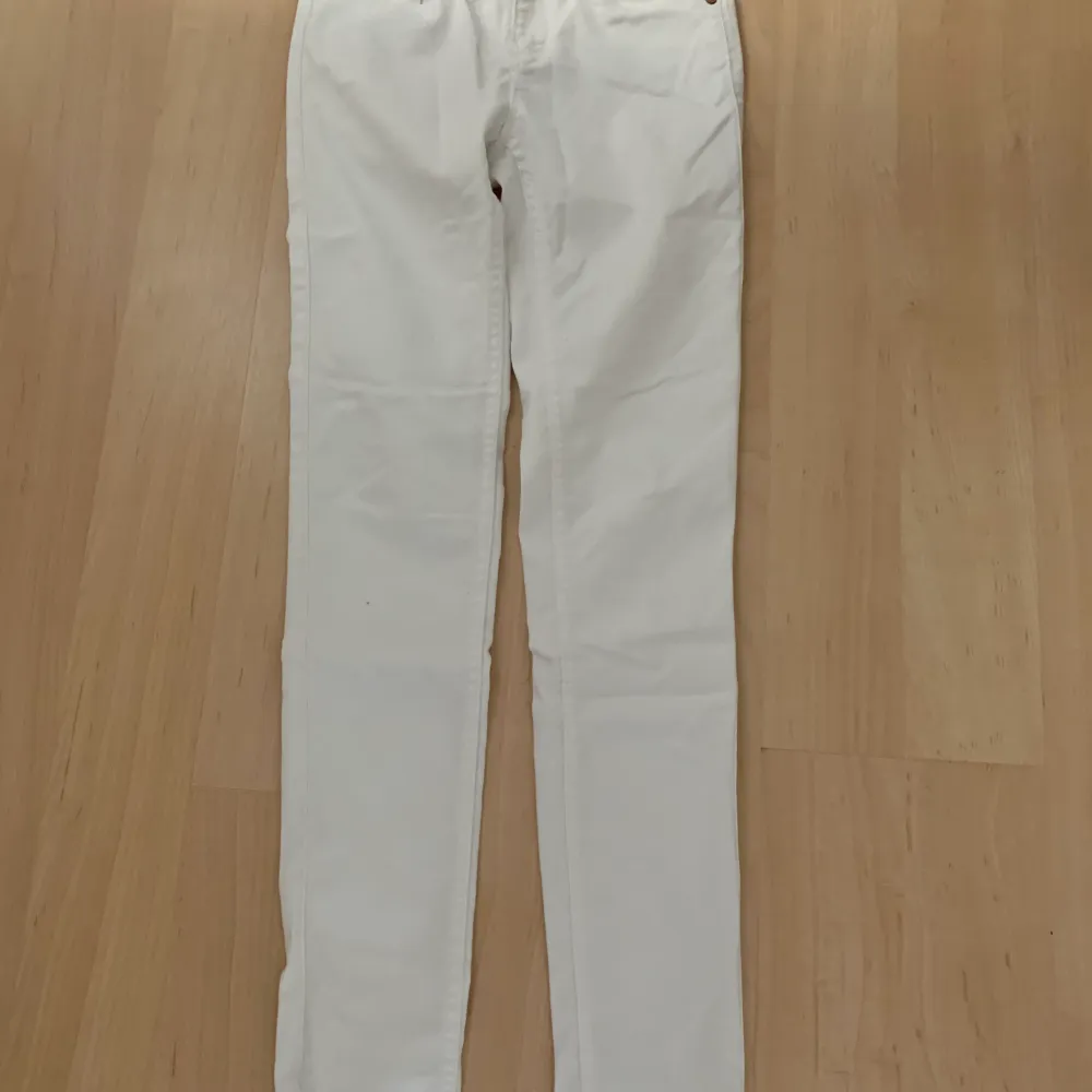 Vita jeans Noisy May i storlek 32/XXS//XS. Inte använda många gånger innan de blev för små. . Jeans & Byxor.