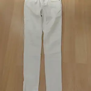 Vita jeans Noisy May i storlek 32/XXS//XS. Inte använda många gånger innan de blev för små. 