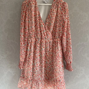 Blommig klänning  - Jättefin Rosablommig klänning!🌸 Älskar denna klänning men säljer den då den inte riktigt kommer till användning. Storlek: Medium 