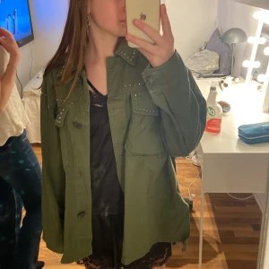 Jacka från zara - En superfin och trendig grön jacka från zara med fina detaljer med det snygga knappar nypris 900kr
