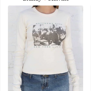 Brandy Melville tröja - Superfin långärmad tröja från brandy Melville, köptes för länge sen men sparsamt använd så väldigt bra skick🫶nypris 220kr står att den är i onesize men passar xs-m