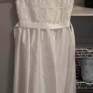 Säljer en vit klänning i storlek 116. 