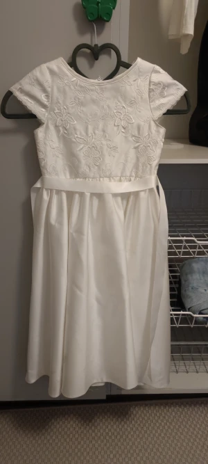 Festklänning - Säljer en vit klänning i storlek 116. 