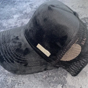 Maggiore keps i svart  - Helt ny. 