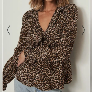 Leopard blus, helt ny - Helt ny blus med volanger i leopardmönster, strl 36