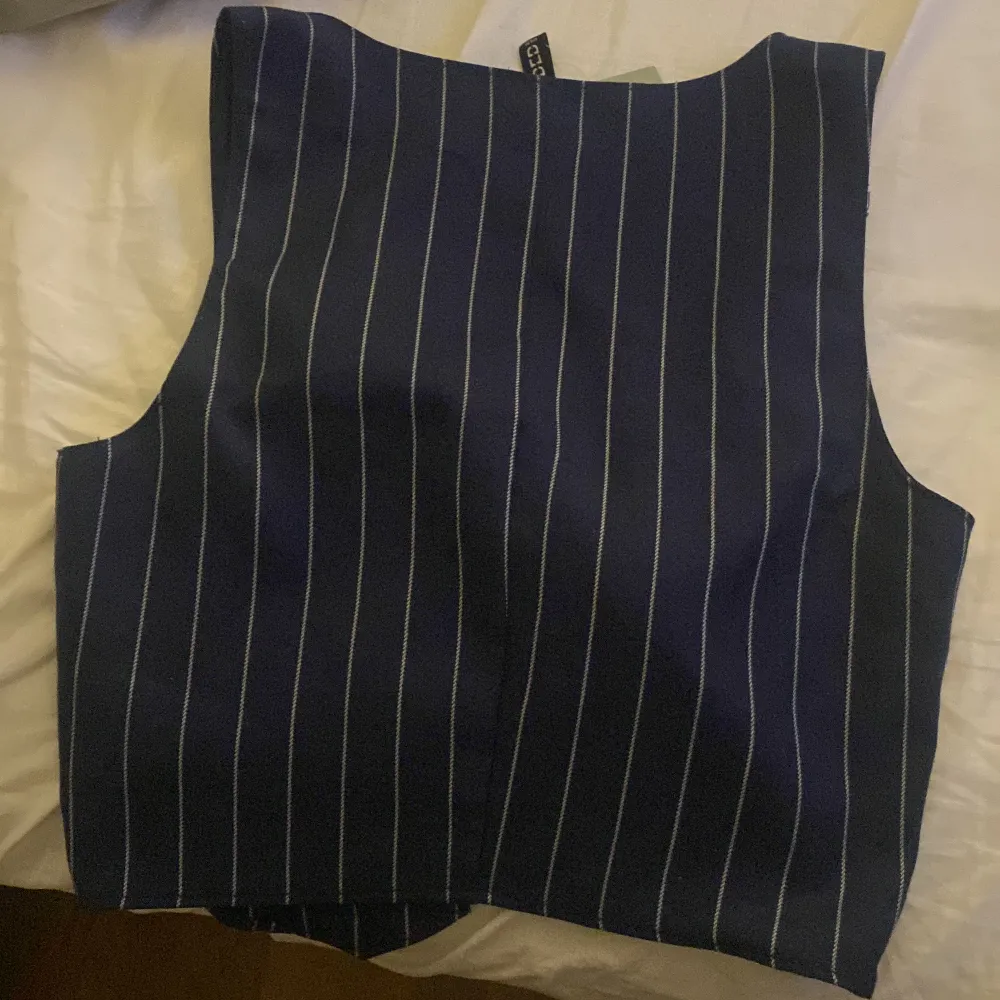 En marinblå skjort väst med sträck på som aldrig har använts. Skjortor.