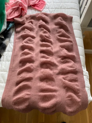Tubhalsduk i gammelrosa - Fin gammelrosa halsduk från Lindex. Ett par skador.