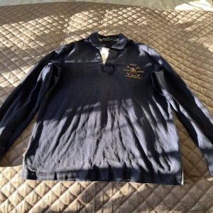 Vintage ralph lauren tröja - Vintage ralph lauren tröja i färgen marinblå.