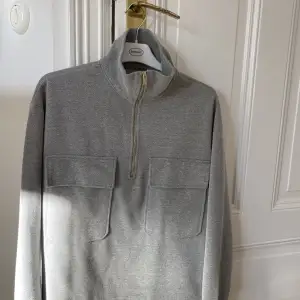 Säljer denna superfina grå tröjan från monki! Endast använd 1 gång, så i superbra skick🥰🥰