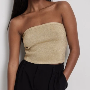 Bandeau  - Oanvänd bandeau från NA-KD. Nypris 299kr, säljer för 220kr. Mjuk i materialet mot huden. Modellen har S på sig.