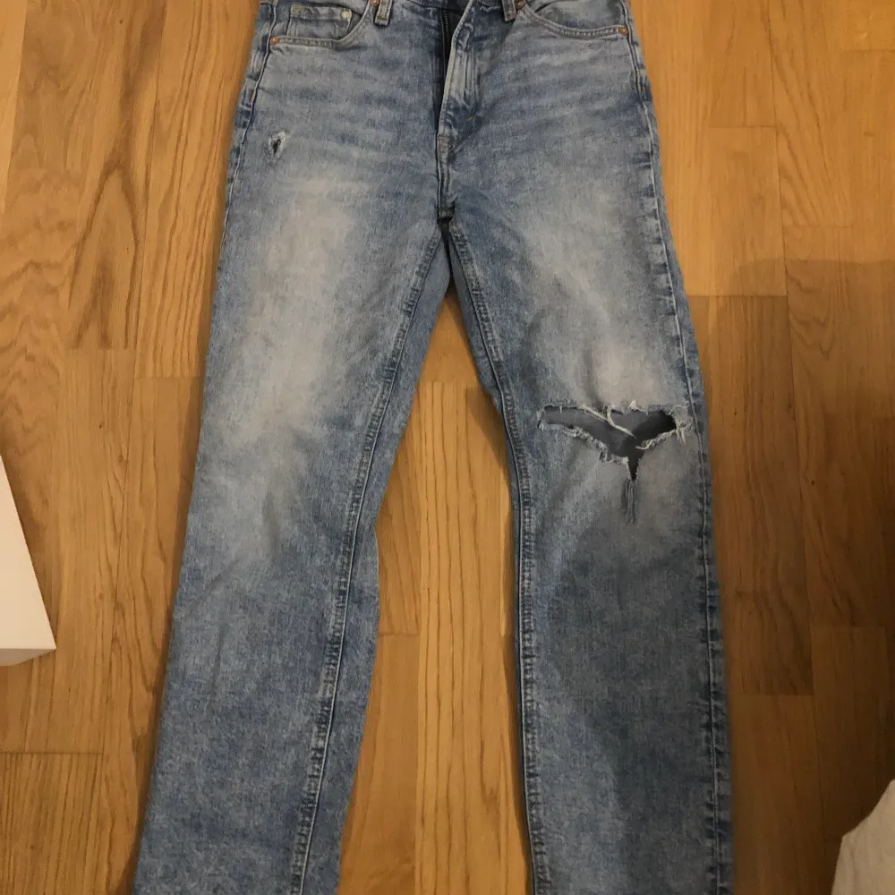 Olika nyanser av blå över allt, straight jeans, . Jeans & Byxor.