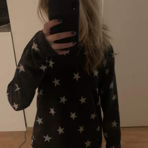 Säljer min svarta tröja med stjärnor på ifrån H&M. Tröjan är i storlek 170 och har använt den några gånger men den är i bra skick❤️