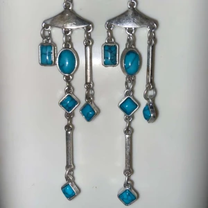 Öronhänge - De är jättefina öronhänge som jag köpt men kom inte till användning. Skriv till mig innan du trycker på KÖP NU :) (Frakten 15 kr) Ger gratis vid köp av något över 250)