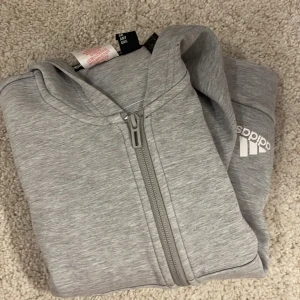 Adidas  - Säljer min adidas tröja som är för liten för mig köptes för 500 och säljer det för 300kr, fint skick 