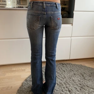 Miss sixty jeans - Säljer denna super snygga lågmidjade utsvängda jeansen från miss sixty!😍 midjemåttet 35 rakt över, innerbenslämgden 82cm