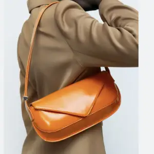 Jättefin orange väska från zara. Använd två gånger så i nyskick. Tycker om jättemycket med har på tok för många så kommer dessvärre inte till användning :) köpt för 399 och säljs inhe längre!!