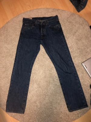 Mörkblå Levis 501 jeans i gott skick  - Pris kan diskuteras 