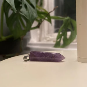 Ametist hänge  - Säljer ett ametist hänge, hänget är gjort av silver. Kontakta gärna om frågor!💓💓