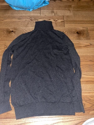 Tröja - Slim fit kashmirs tröja Välanvänd  Pris kan diskuteras 