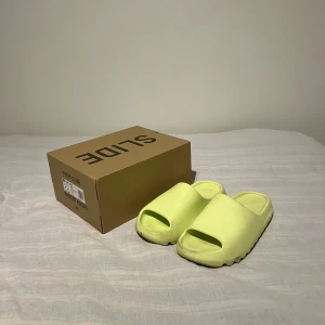 Yeezy - Yeezy slides, storlek 46(små i storleken), använt skick
