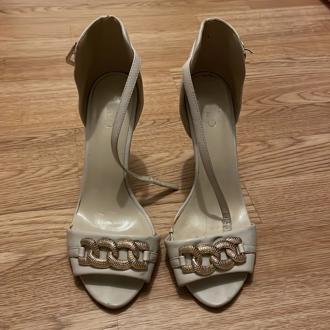 Klackar med gulddetalj - 90