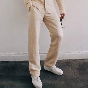 LINNEBYXOR ny ex - Linnebyxor med linne och lite viskos på innersömmen. Eget märke. Du får inplastat ex aldrig använd. Har börjat jobb så hinner ej sälja via min hemsida.  Finns i S, M, L sydd efter straight leg. Alltså inte tighta nertill som många märken envisas med. 