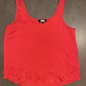 Rött line - Mycket bra skick. 100% polyester. Jätte fin röd färg och sitter fint på kroppen. Passar både S och Xs.