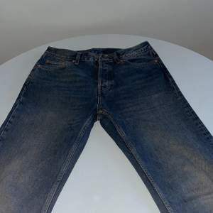 Ett par väl omhändertagna weekday jeans med storleken 29/32. De är stora i midjan