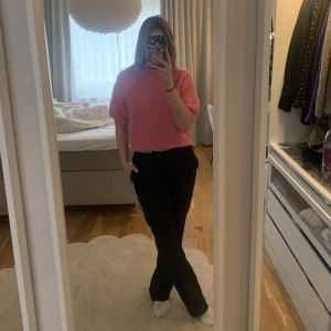 Stickad topp - Säljer denna stickade topp från zara som är i nyskick❤️❤️ storlek S, frakt tillkommer på 59 kr