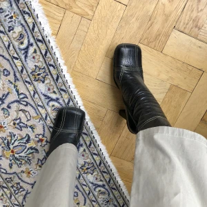 Skinnstövlar, stövlar, HUGO Boss - Skinnstövlar från Hugo boss! Stövlarna är otroligt sköna att gå i och skinnet är av hög hög kvalitet. De påminner mycket om Bottega Venetas ”Bold boots” i formen tycker jag. Strl 39 men passar mig som är 38! Checka mina andra annonser ☺️✨