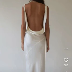 Balklänning - Säljer nu denna underbara maxiklänningen/balklänningen då jag valde en annan. Aldrig använd och är i superfint skick! Skicka vid frågor eller fler bilder🤍
