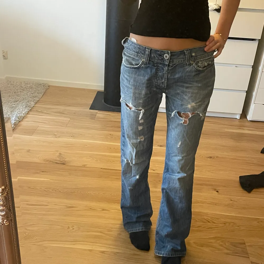 Supercoola lågmidjade jeans med slitningar! Långa i benen och super fin tvätt på färgen💓. Jeans & Byxor.