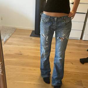 Supercoola lågmidjade jeans med slitningar! Långa i benen och super fin tvätt på färgen💓