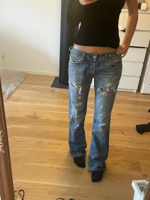 Lowwaist jeans - Supercoola lågmidjade jeans med slitningar! Långa i benen och super fin tvätt på färgen💓