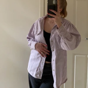 Vårjacka  - Superfin lila pastellfärgad jacka från Ginatricot. Jackan är i storlek  S och helt oanvänd. Materialet är lite likt en jeansjacka. ✨🤍